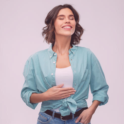 une femme qui sourit