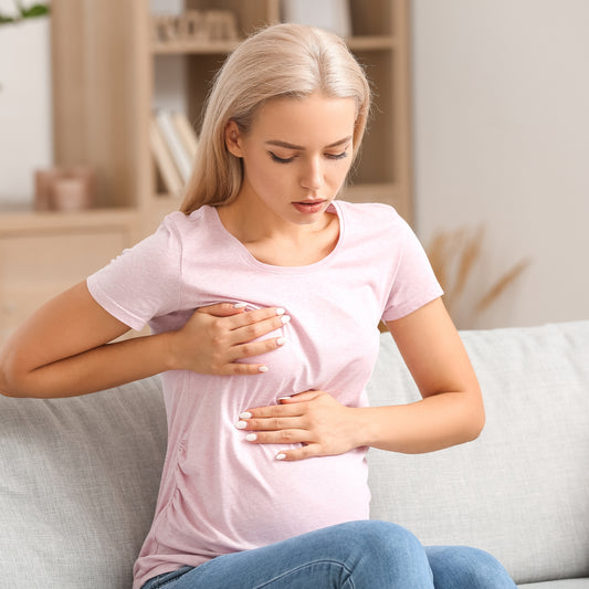 une femme qui se masse la poitrine